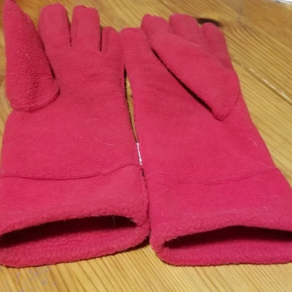 Warm red gloves
